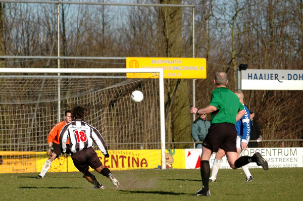 MARK MAAKT 1-0 MET EEN MOOIE STIFTBAL 1-0 053kopie