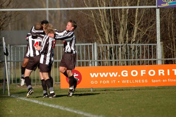 Mark wordt geknuffelt. 1-0 056kopie