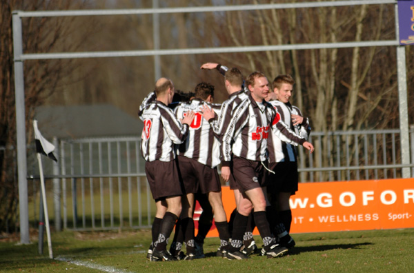 vreugde na de 1-0  060kopie