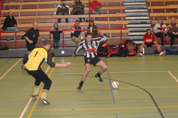 Nu proberen die keeper te omspelen 141kopie