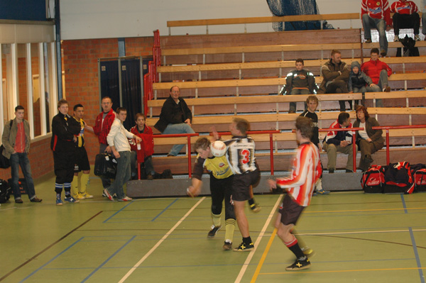 Botsing Mathijs met de keeper 145kopie