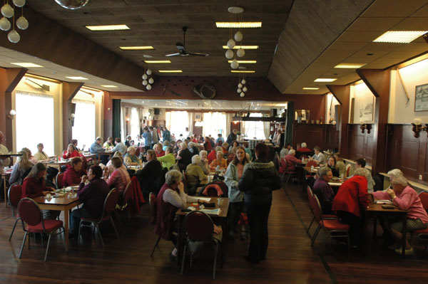 Een volle zaal tijdens de jubileumbingo!