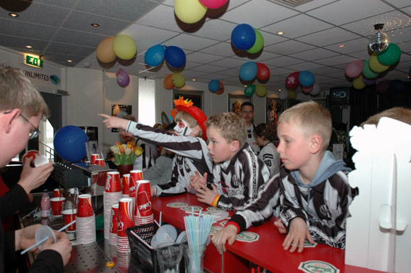 Drukte aan de bar. In de rij voor snoep, drinken en chips.