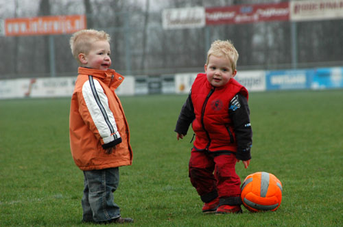Natuurlijk is er ook even tijd om te voetballen.